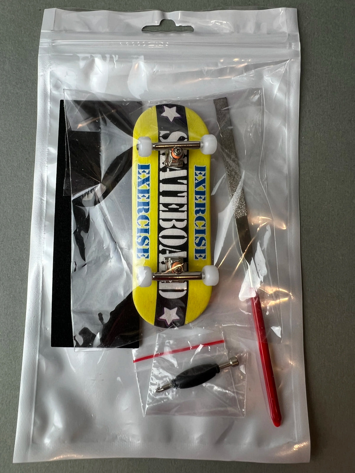 Font Flow SK8 de Finger3flip, fingerboard Pro de 34 mm, detalle de la tabla montada
