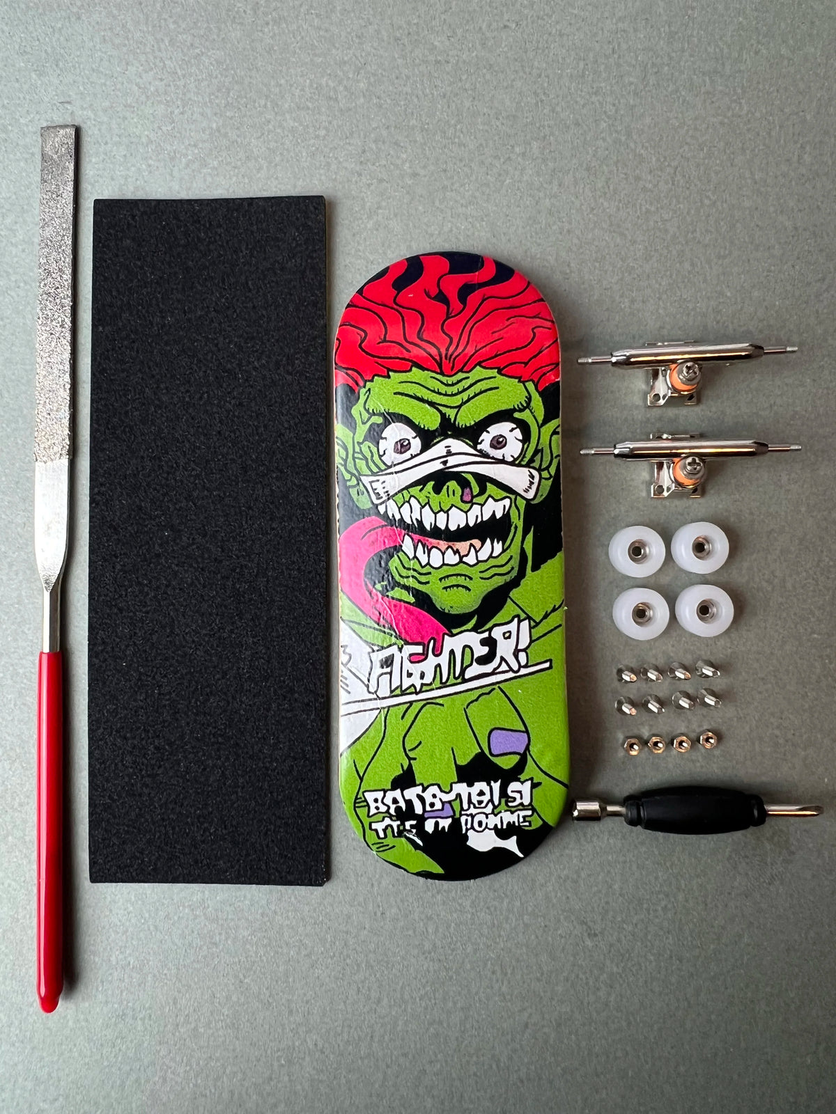 Jungle Fury de Finger3flip, fingerboard Pro de 34 mm, detalle de la tabla montada