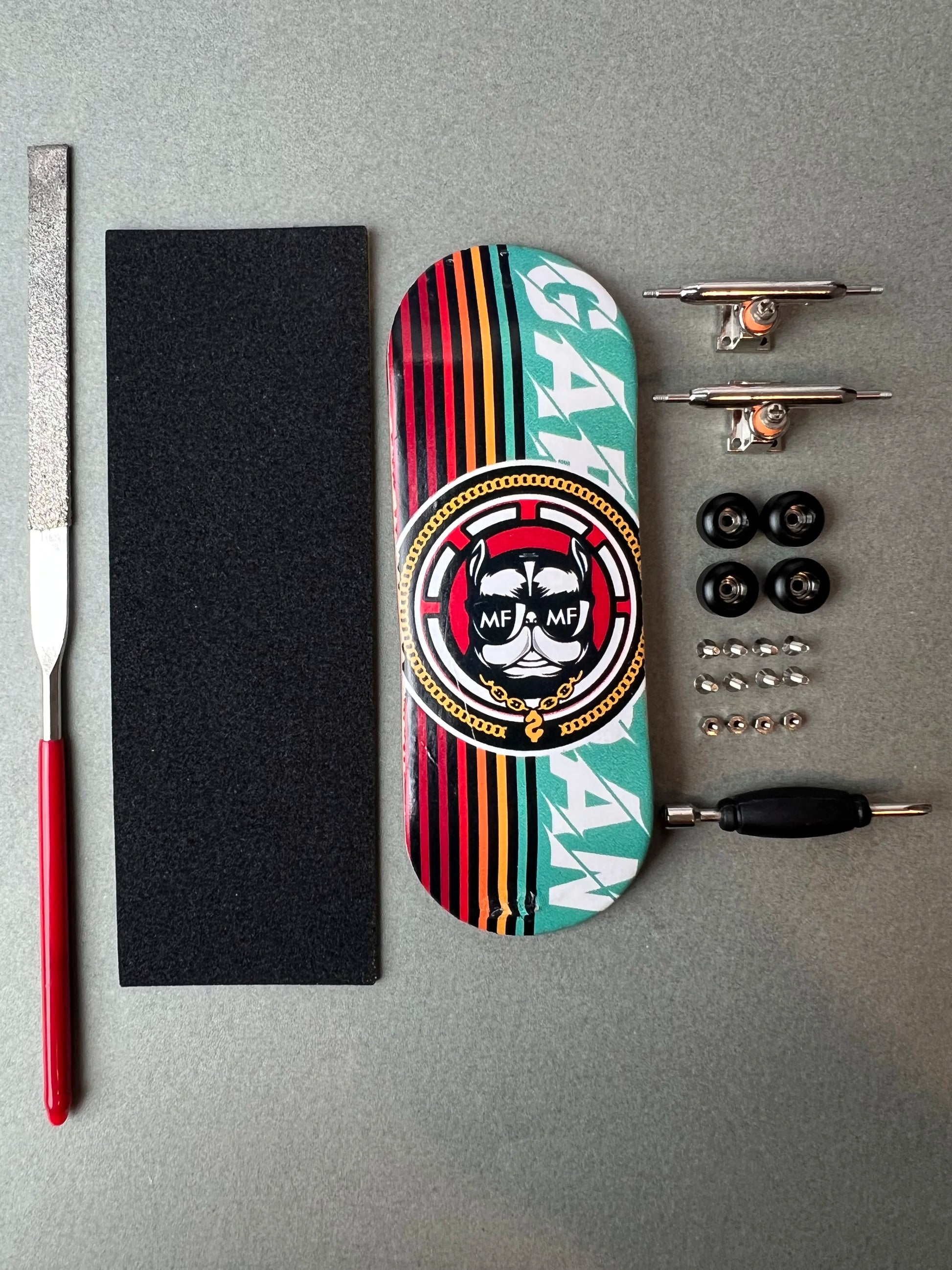 Alpha Bulldog de Finger3flip, fingerboard Pro de 34 mm, detalle de la tabla montada