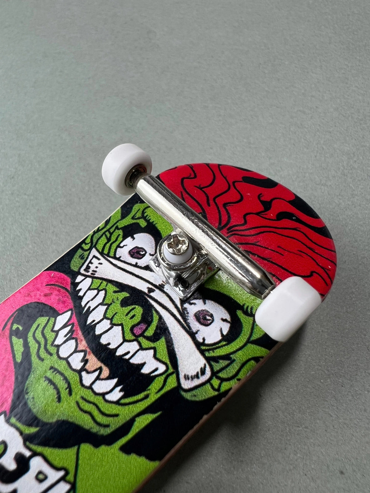 Detalle del eje metálico y la rueda de uretano del fingerboard Jungle Fury de Finger3flip