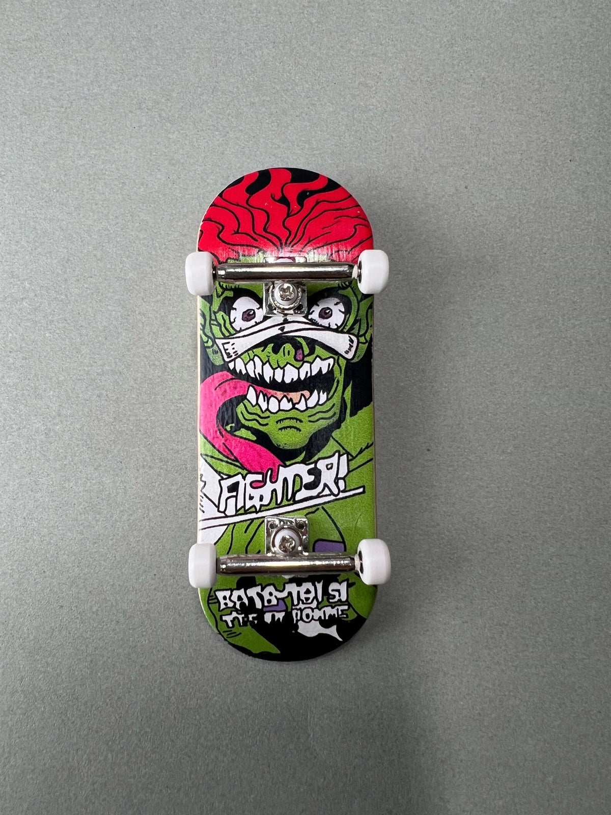 Jungle Fury de Finger3flip, fingerboard Pro de 34 mm con gráfico de monstruo verde visto desde abajo
