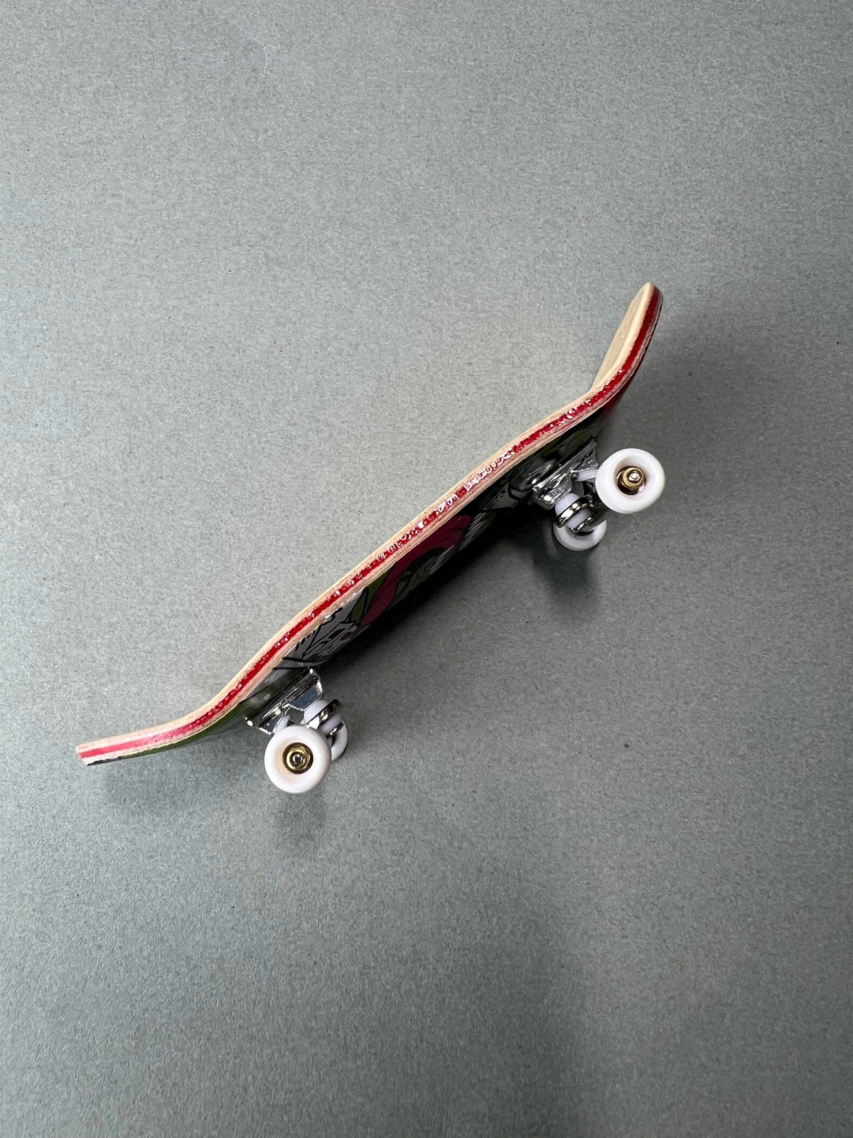 Jungle Fury de Finger3flip, fingerboard Pro de 34 mm de perfil mostrando el cóncavo y el kicktail
