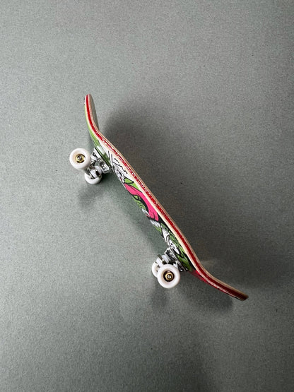 Jungle Fury de Finger3flip, fingerboard Pro de 34 mm inclinado con las ruedas y los ejes en primer plano
