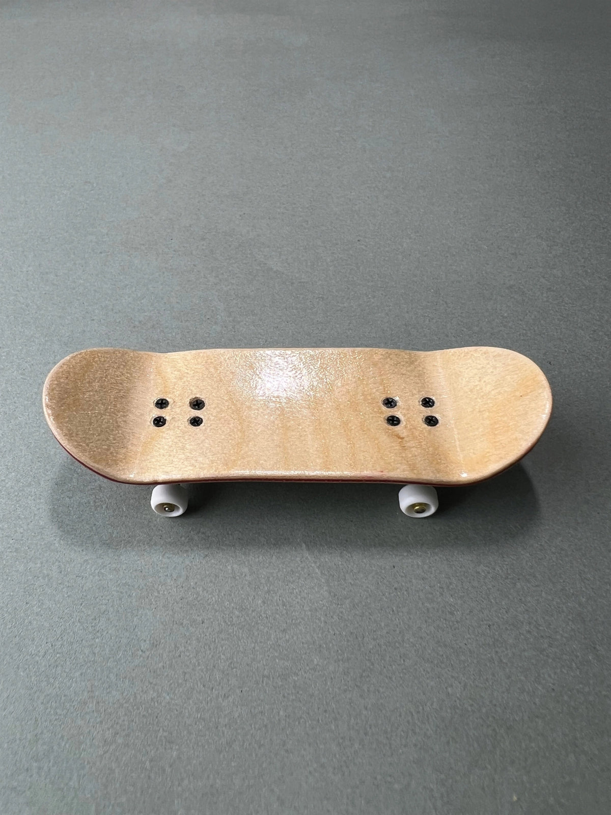 Jungle Fury de Finger3flip, fingerboard Pro de 34 mm visto de lado con la madera de arce a la vista