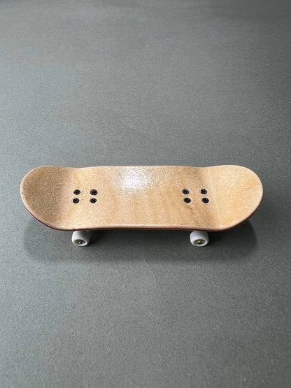 Jungle Fury de Finger3flip, fingerboard Pro de 34 mm visto de lado con la madera de arce a la vista